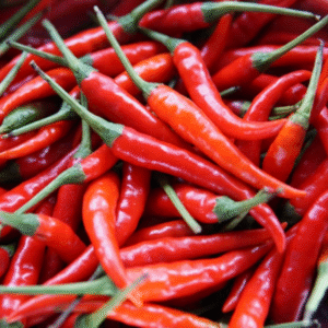 Piments rouges frais avec tiges vertes