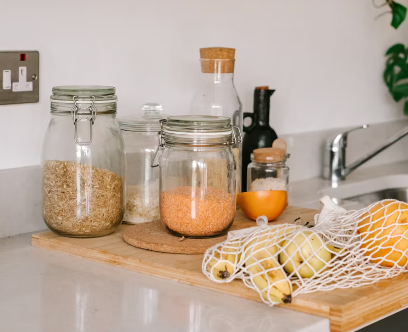 Bocaux en verre remplis de produits secs dans une cuisine