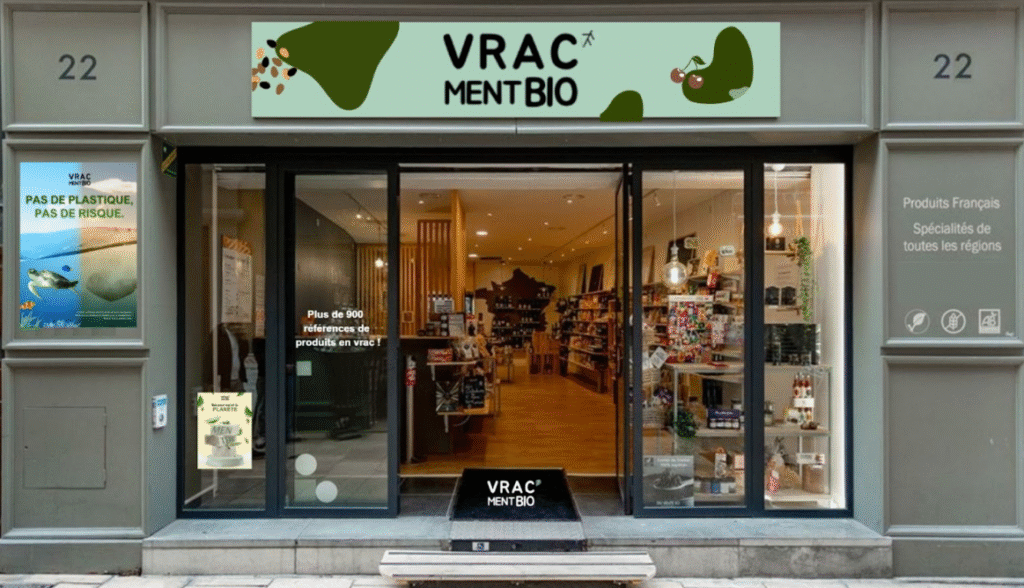 Façade de la boutique Vrac'ment Bio à Paris avec vitrine ouverte sur l'intérieur du magasin