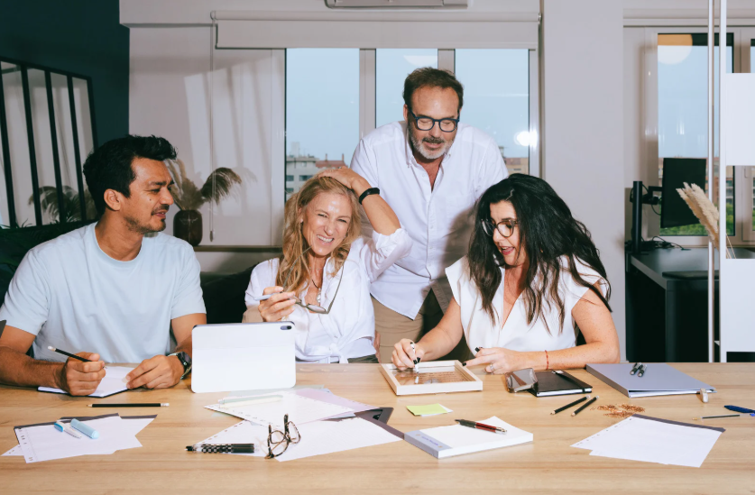 Équipe Vrac'ment Bio travaillant ensemble dans une ambiance conviviale et responsable